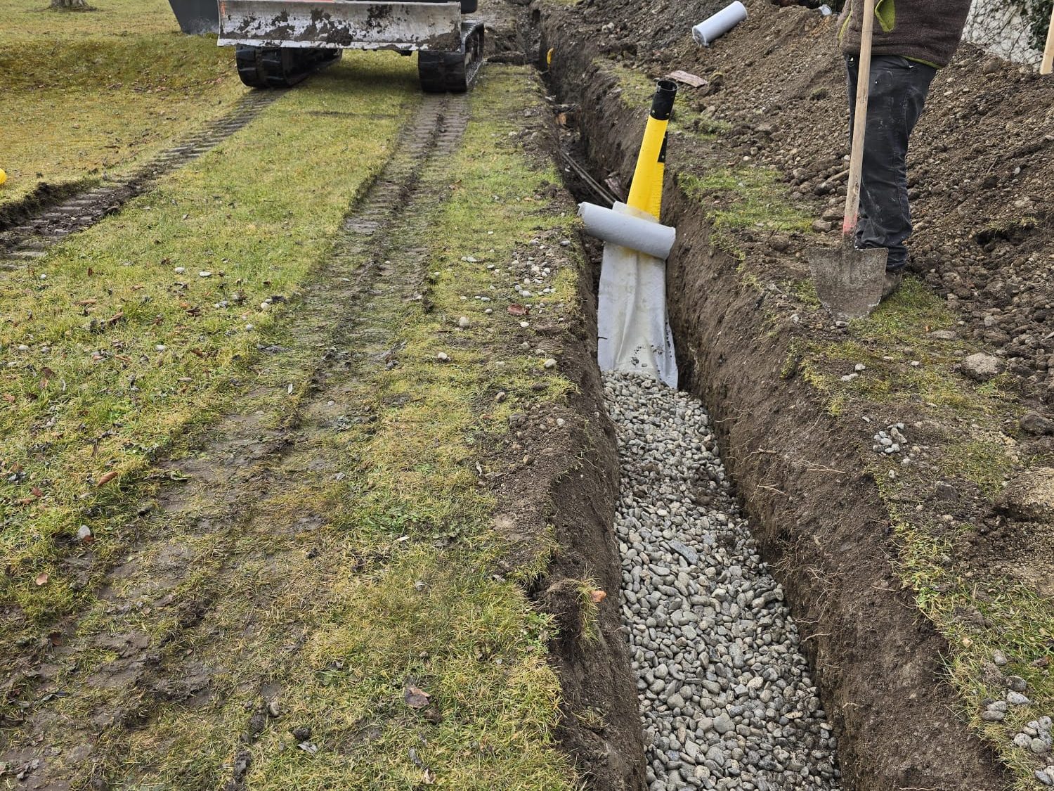 Drainagegraben mit Kiesbettung an einer Wiese